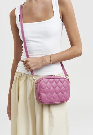 FABLE ENGLAND, PINK ROSE QUILTED CAMERA BAG - Ülerinna-kott - pink