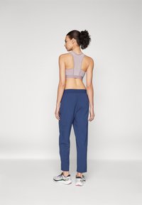 New Balance SPORT ESSENTIALS PERFORMANCE PANT - Spodnji deli trenirk - navy