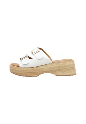 Sandalia blanca tipo slip-on con dos correas ajustables con hebilla y una suela plataforma de madera clara con un pequeño recorte en el arco.