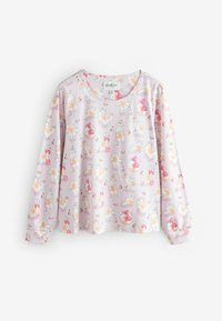 Lange mouwen, pastelroze top met speelse illustraties van katten, strikken en kleine bloemen, weergegeven tegen een neutrale achtergrond.