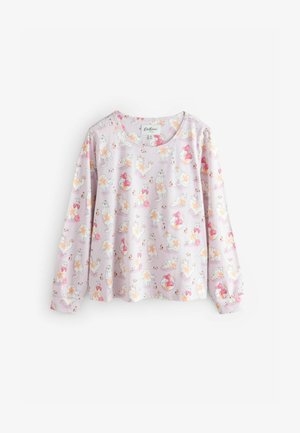 Hosszú ujjú, pasztell rózsaszín felső, amely játékos macskák, masnik és kis virágok illusztrációival díszített, semleges háttéren.
