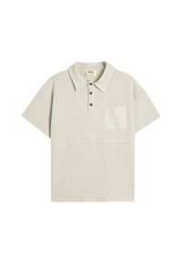 Ljusgrå polo med en texturerad tygkvalitet, korta ärmar, en trippelknappslå och en enkel bröstficka.