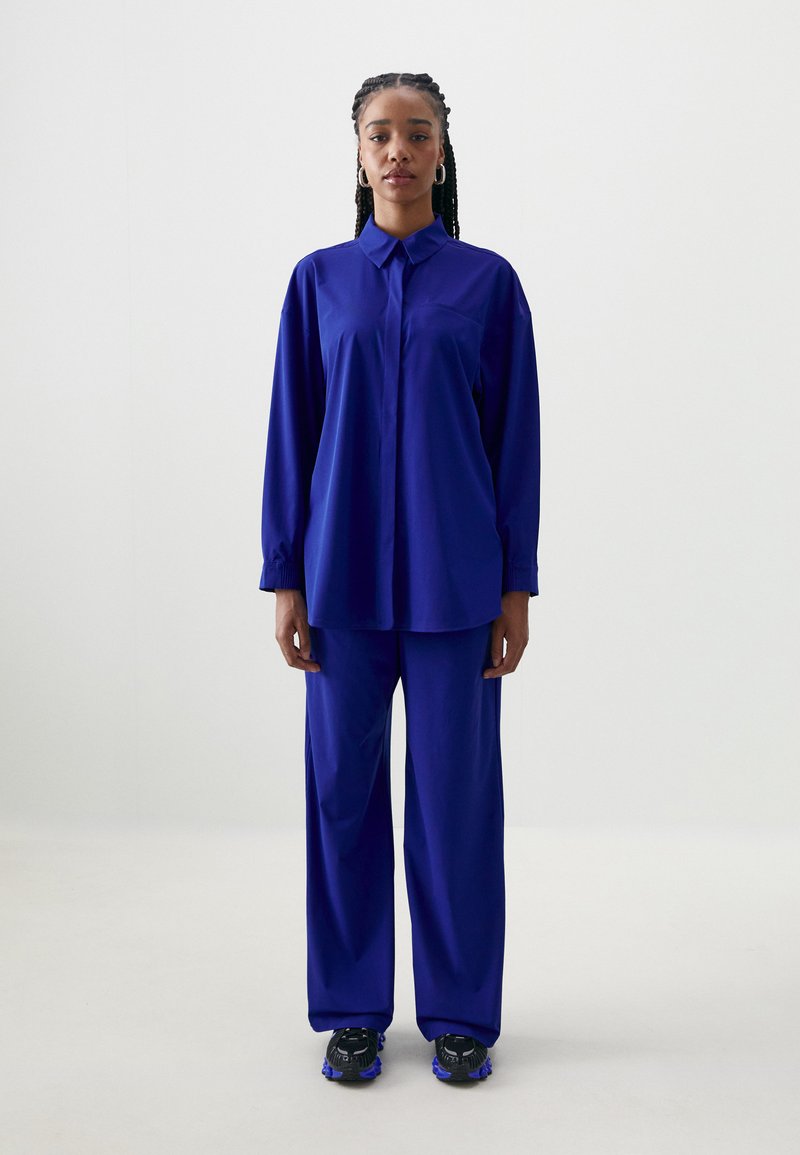Nike Sportswear PERFECTSTRETCH - Košilová halenka - deep royal blue