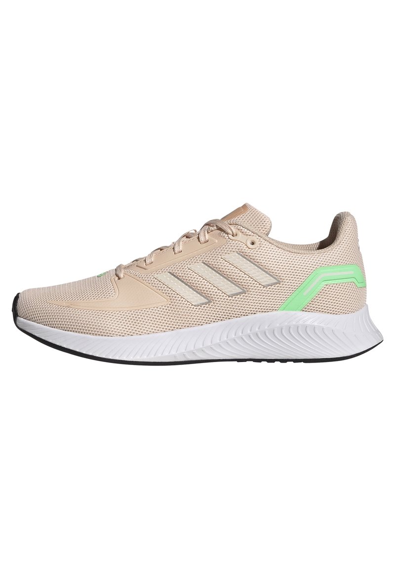 Scarpe da corsa in rete beige con suola bianca e accenti verdi. Presentano tre strisce bianche, design con lacci e suola testurizzata per una migliore aderenza.
