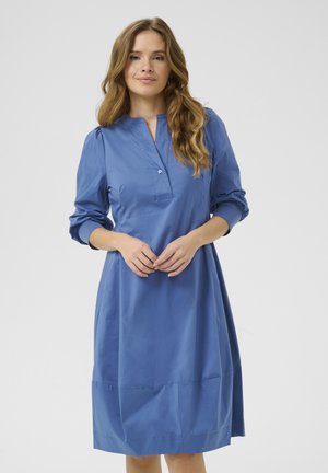 Blaues knielanges Kleid aus glattem Stoff mit Kragen, Knopfverschluss und puffartigen langen Ärmeln. Besitzt eine geraffte Taille.