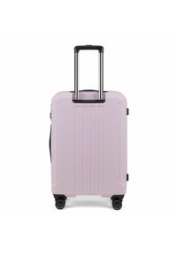 Valigia rigida di colore rosa chiaro, con un design a righe, manico nero retrattile, quattro ruote nere e una maniglia laterale per il trasporto.