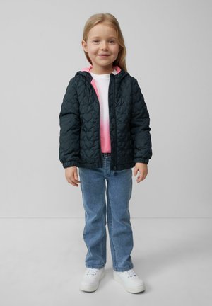 Gep quilteter dunkelgrüner Jacke mit einer rosa Kapuze, kombiniert mit einem weißen Shirt und hellblauen Jeans, abgerundet mit weißen Sneakers. Glatte Textur.