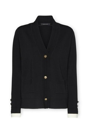 Cárdigan negro con cuello tipo chal, botones dorados, dos bolsillos delanteros y detalles contrastantes en blanco en los puños. Textura suave y ajuste entallado.