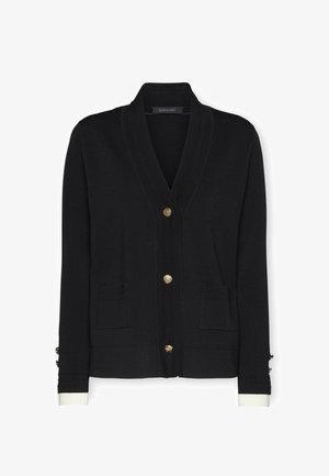 Schwarzer Cardigan mit Schalkragen, goldenen Knöpfen, zwei vorderen Taschen und kontrastierenden weißen Akzenten an den Ärmeln. Glatte Textur und taillierte Passform.