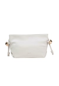 Bolso de cuero blanco con forma rectangular, laterales con cordón ajustable y detalles en hardware dorado. Presenta un logotipo sutilmente en relieve en la parte frontal.