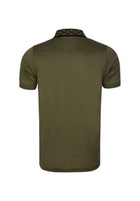Olivově zelené polo tričko s krátkým rukávem, vybavené vzorovaným černým límečkem a logem na zadním výstřihu.