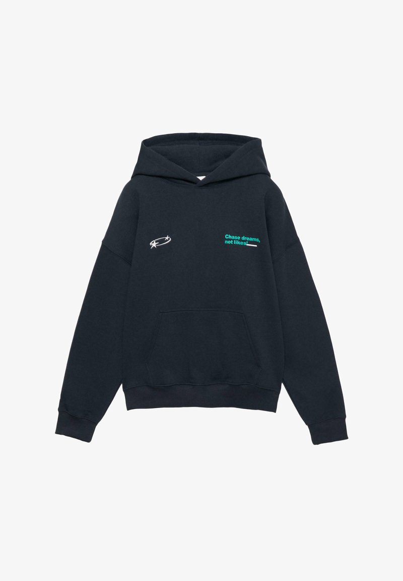 Marineblå hættetrøje lavet af blødt materiale, med en forlompe, snorjusteret hætte og trykt tekst i grøn og hvid på brystet.