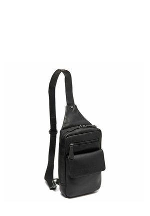 Bolso bandolera de cuero negro con correa ajustable, compartimento principal con cremallera y bolsillo frontal. Textura suave con acentos de hardware mínimos.