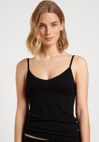 Schwarzes Tanktop mit dünnen Trägern, V-Ausschnitt-Design, aus weichem Stoff, mit taillierter Form und glatter Textur. Keine sichtbaren Muster oder Akzente.