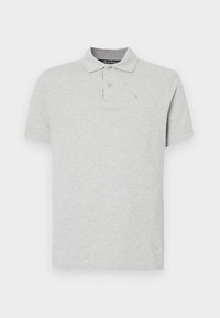 Polo gris clair à manches courtes avec deux boutons et un petit logo brodé sur la poitrine gauche.