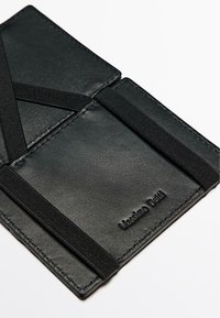 Porta carte in pelle nera con fasce elastiche, caratterizzato da una superficie liscia e una stampa a rilievo del marchio. Apertura per riporre le carte, design minimalista.