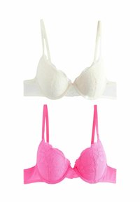 Twee bh's: een witte kanten bh met gevormde cups en verstelbare bandjes boven een roze kanten bh met een zachte textuur en verstelbare bandjes.
