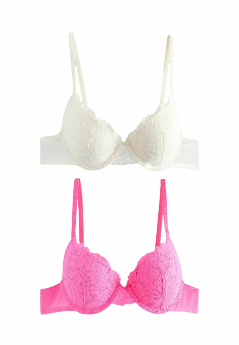 Zwei BHs: ein weißer Spitzen-BH mit geformten Cups und verstellbaren Trägern über einem pinkfarbenen Spitzen-BH mit glatter Textur und verstellbaren Trägern.
