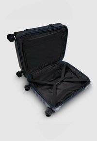 Hartschalenkoffer in Dunkelblau mit Reißverschluss, Innenfach aus Netzmaterial, elastischen Kreuzriemen und vier Rollen für einfache Mobilität.