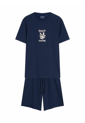 Granatowy zestaw odzieży domowej z bawełny, w skład którego wchodzi koszulka z krótkim rękawem z napisem "CIESZ SIĘ NATURĄ" oraz dopasowane szorty z elastyczną talią na sznurek.