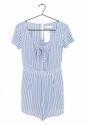 Blauw-witte romper met verticale strepen, korte mouwen, voorstrikdetail, getailleerde taille en korte broek, hangend aan een zwarte hanger.