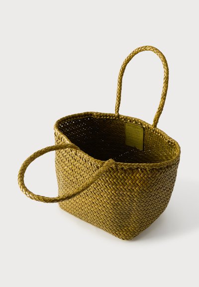 Πλεκτό καφέ καλάθι με δύο λουριές χειρολαβής, τετράγωνη βάση και ανοιχτό πάνω μέρος, φαίνεται σε γωνία πάνω σε λευκό φόντο.