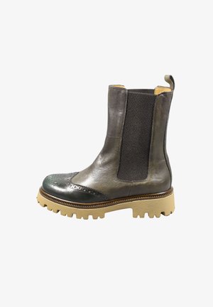 Stivale alla caviglia in pelle grigio scuro con pannelli laterali in elastico, dettagli brogue e suola in gomma texturizzata. Presenta un tab aggiuntivo per una facile calzata.