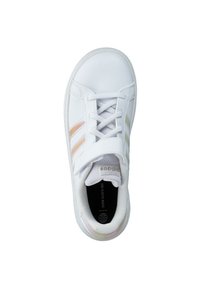 Witte sneaker met een gladde synthetische bovenkant, vetersluiting en drie iriserende strepen. Voorzien van een gewatteerde kraag en een getextureerde buitenzool.