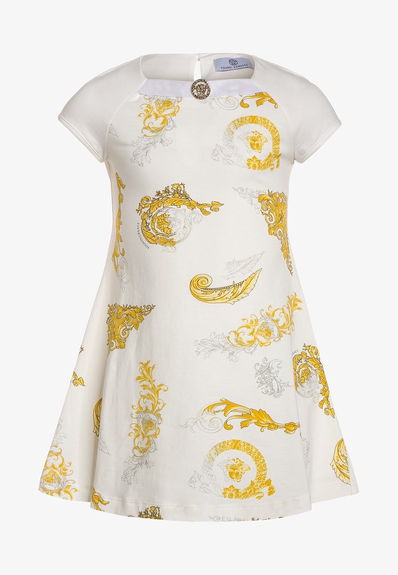 Robe blanche à manches courtes, avec des motifs baroques jaunes et gris, un col arrondi, et un bouton décoratif au niveau du col.