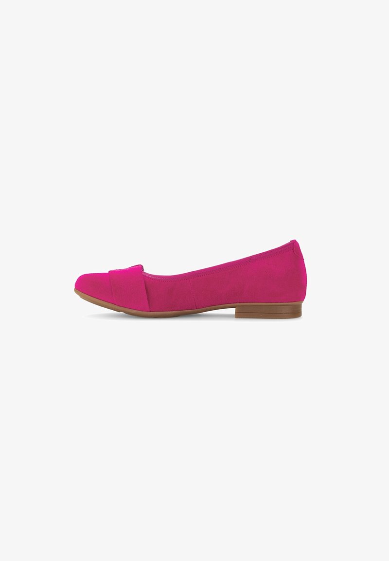 Ballerines en daim rose avec un bout arrondi et un pli décoratif à l'avant. La chaussure a un talon plat et un design simple et lisse.