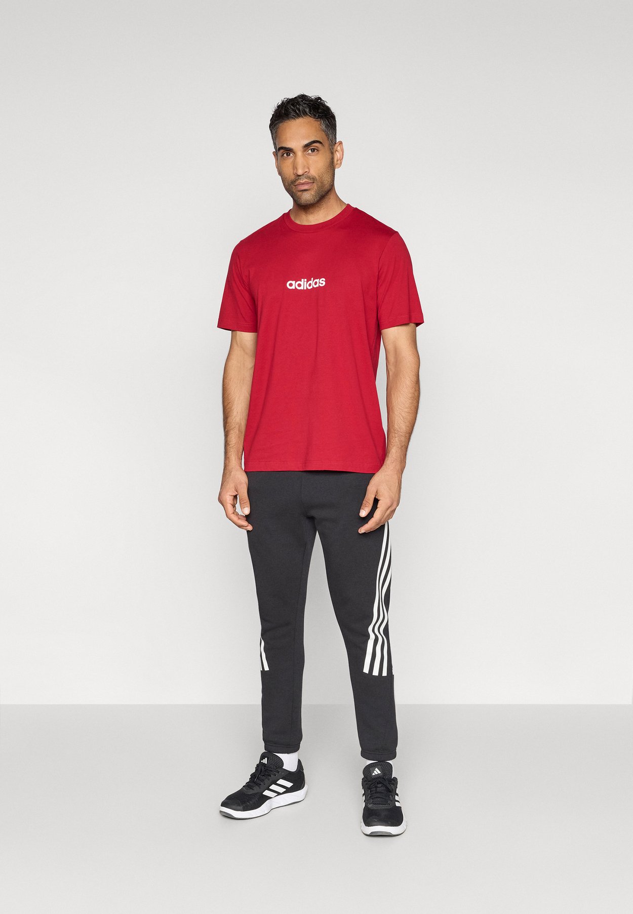 ESSENTIALS LINEAR SINGLE TEE