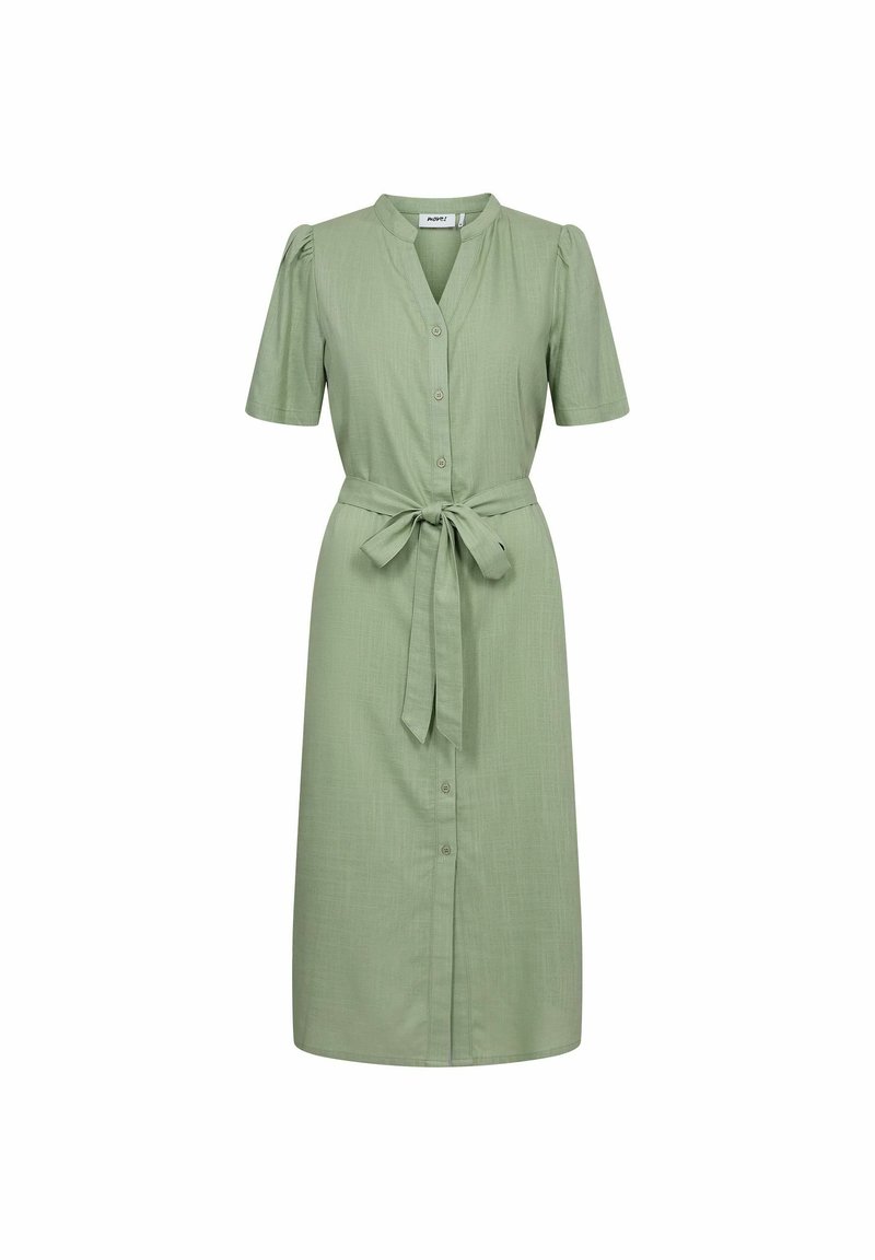 Vestido verde, hasta la rodilla, con mangas cortas, botones en la parte delantera, cuello y un lazo en la cintura. Hecho de una tela suave con una ligera textura.