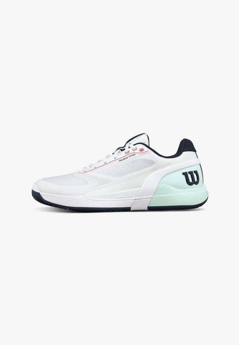 Chaussure de sport blanche et bleu clair avec semelle noire, doublure intérieure noire et texte "Rush Pro" près des lacets, vue de côté.