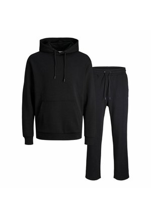 Schwarzer Hoodie mit lockerer Passform und Fronttasche sowie passende schwarze Jogginghose mit Kordelzug in der Taille, vor einfachem Hintergrund präsentiert.