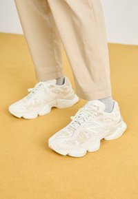 New Balance ANIMAL PRINT U9060 Trainers beige - Main Image