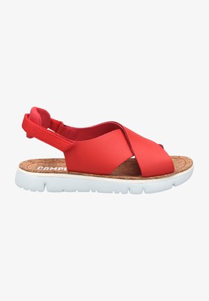 Røde syntetiske sandaler med krydsede remme, korksål og hvid polstret sål. Justerbar hælrem for en sikker pasform.