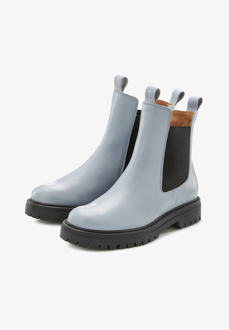 Himmelblaue Leder Chelsea-Stiefel mit einem schwarzen elastischen Seitenpaneel und einem kontrastierenden braunen Innenraum. Dicke schwarze Gummisohle mit einem Profilmuster.