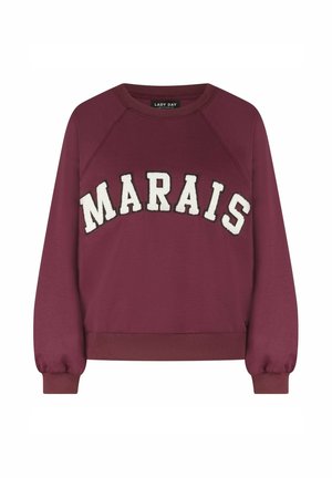 Bordeaux sweatshirt met "MARais" in crèmekleurige geborduurde tekst, ribgebreide manchetten en zoom, een klassieke ronde hals en raglanmouwen.