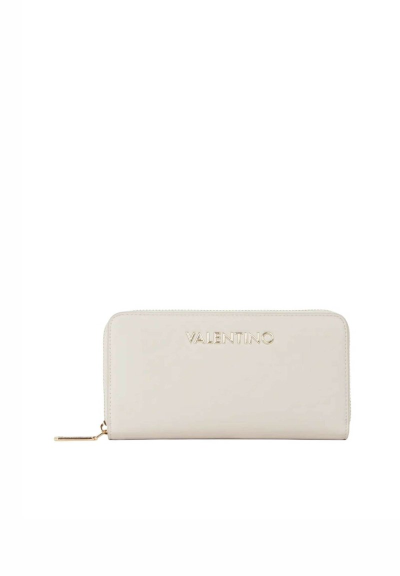 Portafoglio Valentino in pelle beige, chiusura con zip, logo in rilievo sulla parte anteriore, forma rettangolare con texture liscia e dettagli in metallo color oro.