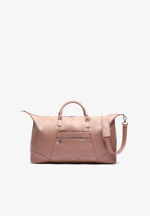 Velká, měkká růžová kožená taška ve stylu duffel s dvojitými horními držadly, odnímatelným ramenním popruhem, přední kapsou na zip a úhlovými designovými akcenty.