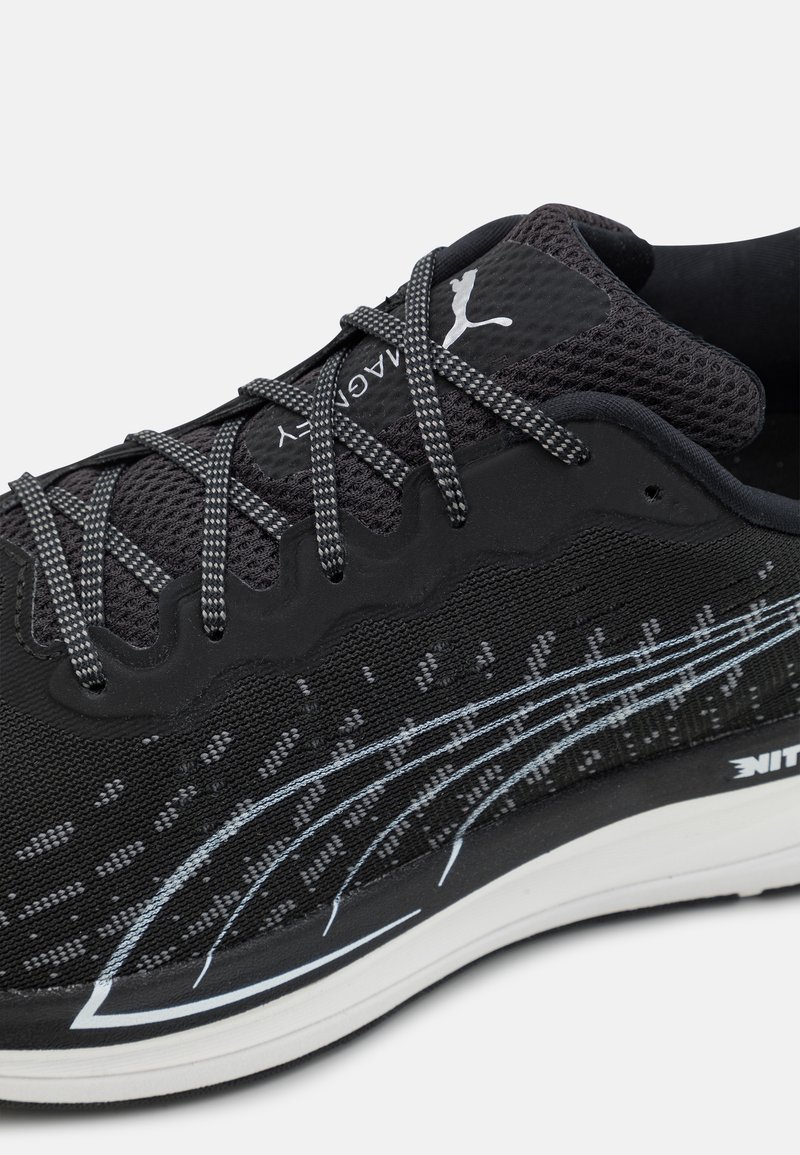 Herren Sportbekleidung | Puma MAGNIFY NITRO Laufschuh Neutral black/castlerock/white/schwarz - PS73237 Herren Sportbekleidung | Puma MAGNIFY NITRO Laufschuh Neutral black/castlerock/white/schwarz - PS73237