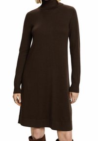 Brun virkad polotröja klänning med långa ärmar, avslappnad passform och ribbade manschetter. Slät textur och fåll som slutar ovanför knäet.