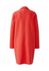 Manteau en mélange de laine rouge avec une coupe décontractée, présentant un col à revers, des manches longues et une coupe mi-longue. Texture lisse et détails minimaux.
