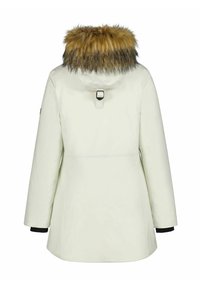 Parka bianca isolata con cappuccio bordato in pelliccia, polsini neri e dettaglio con fibbia sul retro. Texture liscia con una silhouette aderente.