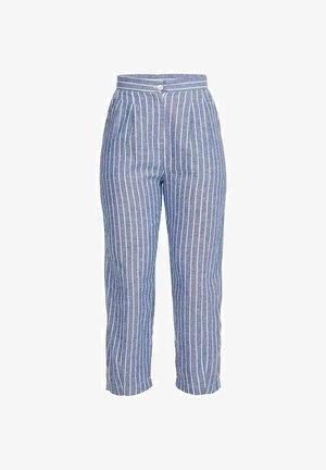 Hele sinine linase segu püksid valgete vertikaalsete triipudega. Omab sobivat vööd, eesmine voldimine ja üksainus nööp kinnitamiseks.