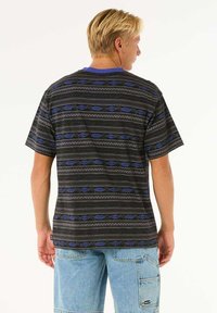 Kortærmet t-shirt i sort med bl�å geometriske mønstre, kontrastfarvet blå udskæring, lavet af letvægtigt stof, med en afslappet pasform.