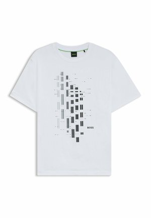 T-shirt bianco in cotone con un design grafico grigio geometrico caratterizzato da linee di larghezze e forme diverse. La parola "BOSS" è stampata in nero.