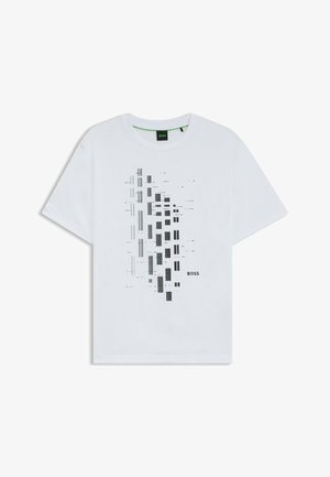 T-shirt en coton blanc avec un design graphique géométrique gris présentant des lignes et des formes de largeurs variées. "BOSS" est imprimé en noir.