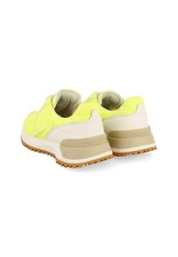 Zapatillas con una parte superior de color amarillo brillante, acentos blancos y una entresuela beige; cuentan con tejido texturizado y una suela de goma resistente.