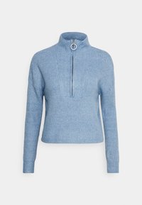 Ljusblå stickad tröja med hög krage, halvdragkedja och texturerad kropp. Långa ärmar och ribbade manschetter fullbordar designen.